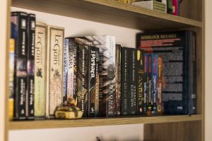 Kreatywne pomysły na drewniane biblioteczki, które ożywią Twoje wnętrze
