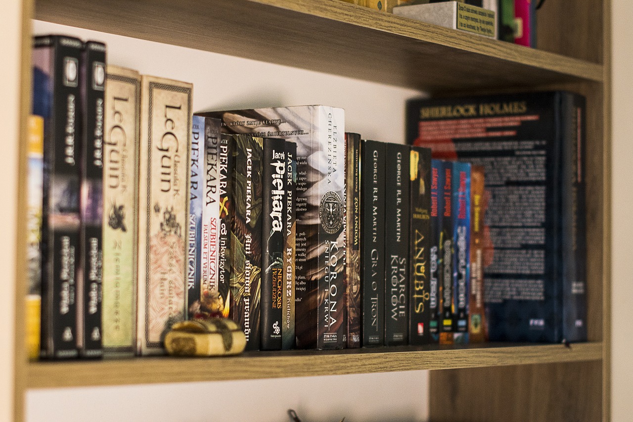 Kreatywne pomysły na drewniane biblioteczki, które ożywią Twoje wnętrze