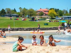 Ustka: atrakcje dla dzieci – jak zaplanować dzień bez przeładowania (plaża, muzea, ZOO i parki)